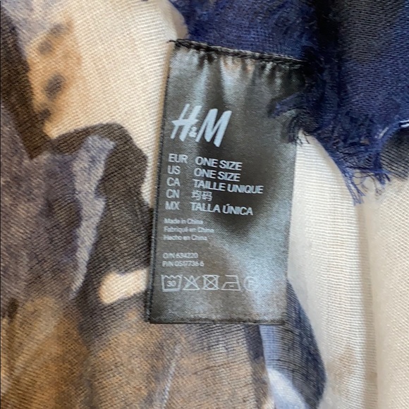 H&M Scarf - Picture 2 of 2